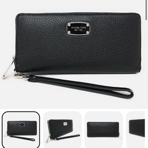 Michael Kors- Leather Jet Set Travel Continental Zip Wristlet/Wallet in Black